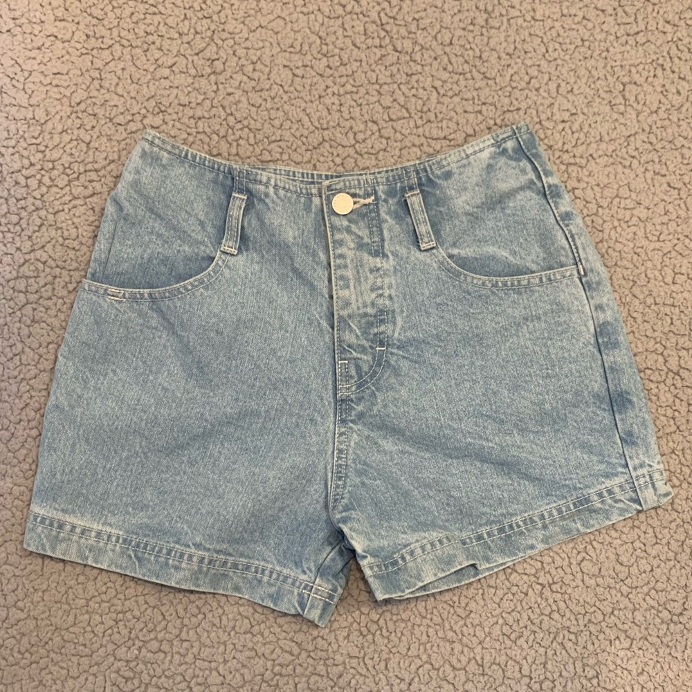 super flattering bdg lightwash shorts